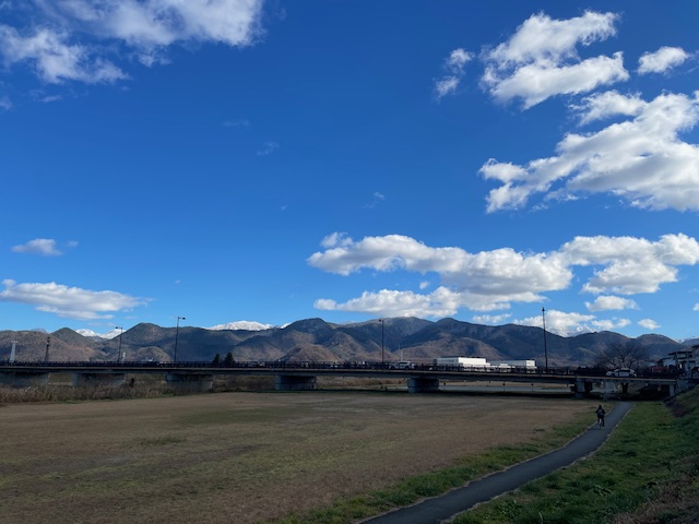 蔵王山は白くなり、美しい冬